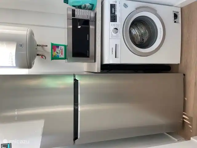 Waschmaschine und großer Kühlschrank, Mikrowelle