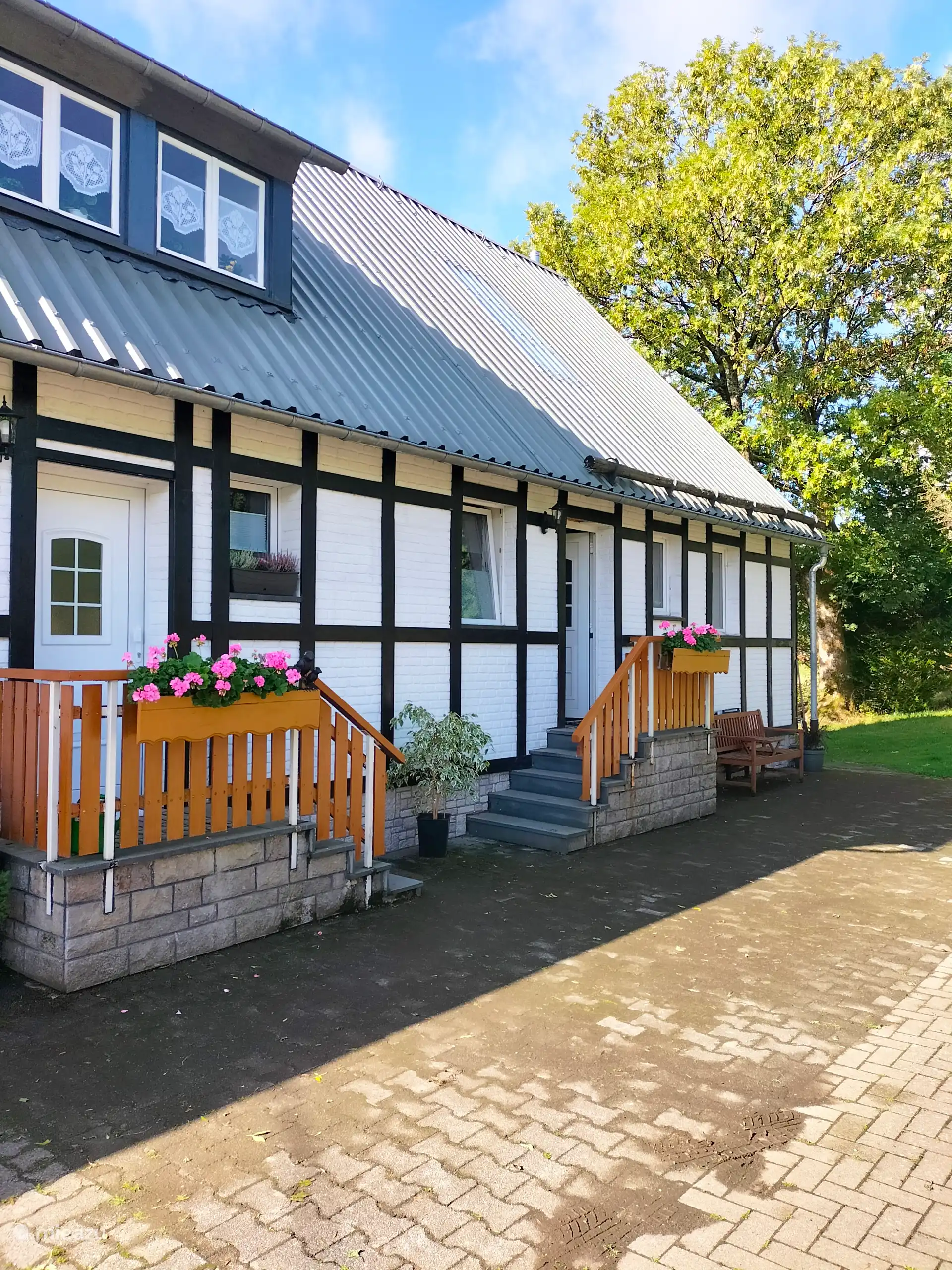 voorzijde van het vakantiehuis met eigen ingang