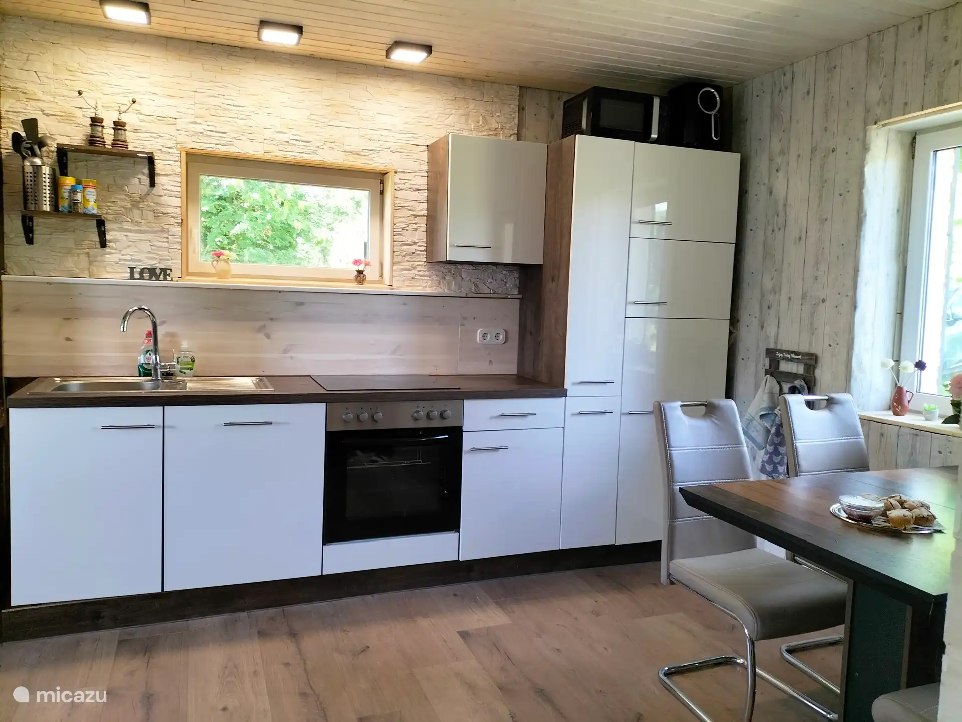 keuken met van alle gemakken voorzien