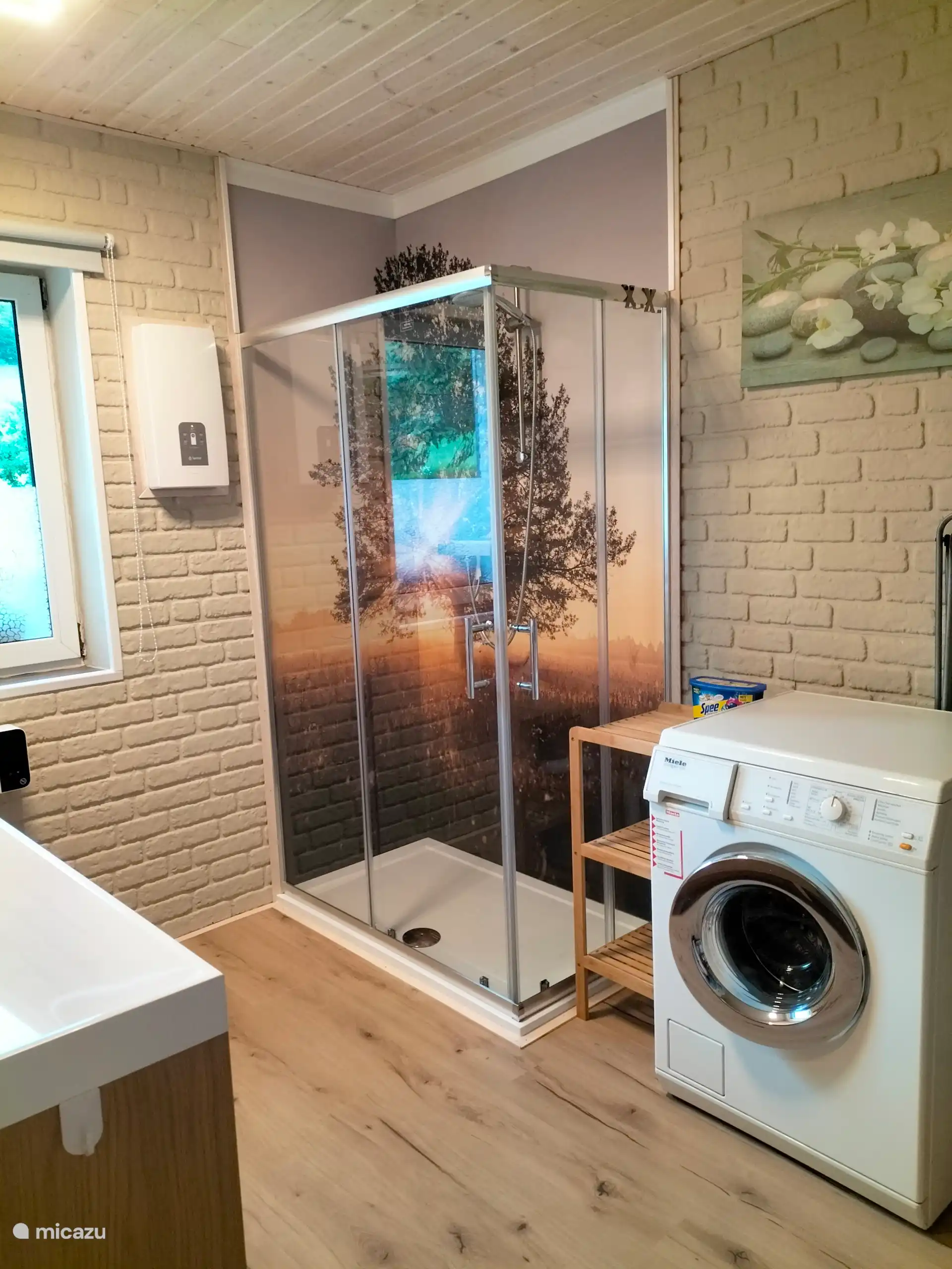 badkamer met douche en wasmachine
