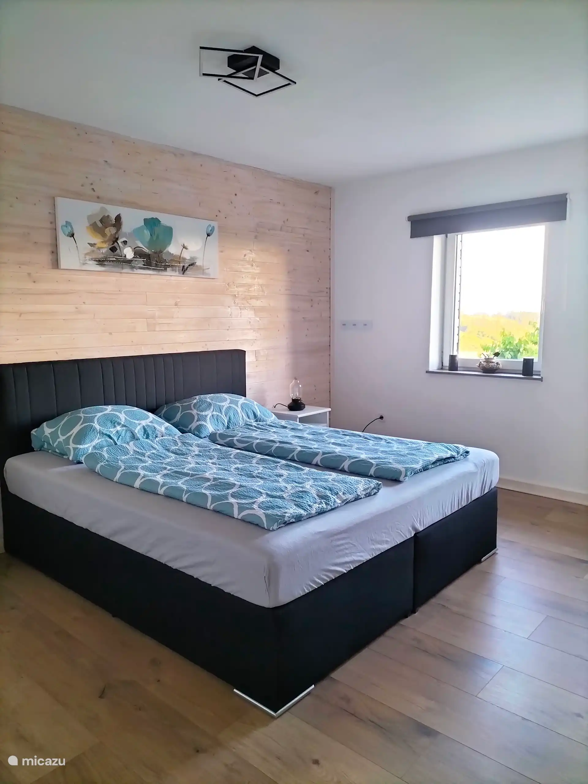 slaapkamer met ruim 2 persoons boxspringbed