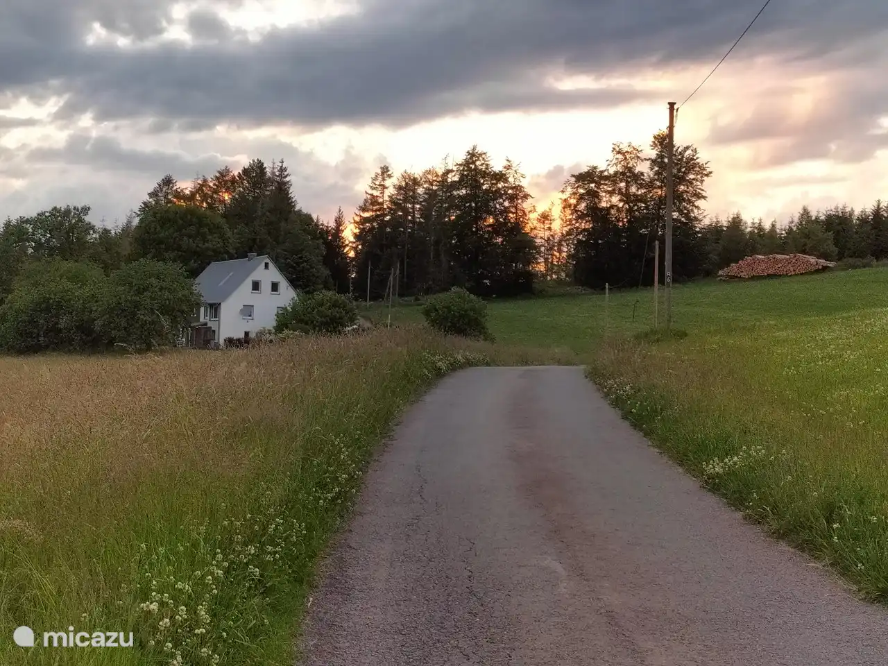 uitzicht vanaf het landweggetje naast het huis