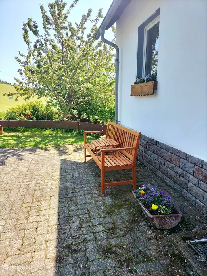 zitje naast het huis