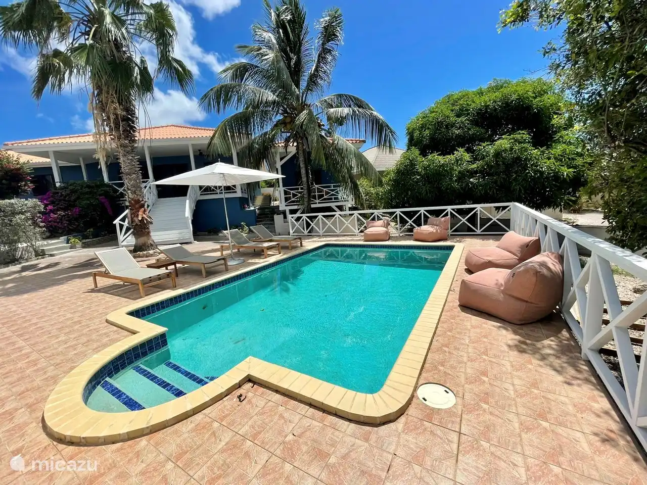 De woning, welke ruimte bied aan twee gezinnen heeft een privé zwembad waar men met de familie heerlijk kan genieten van het buitenleven in de tropen.