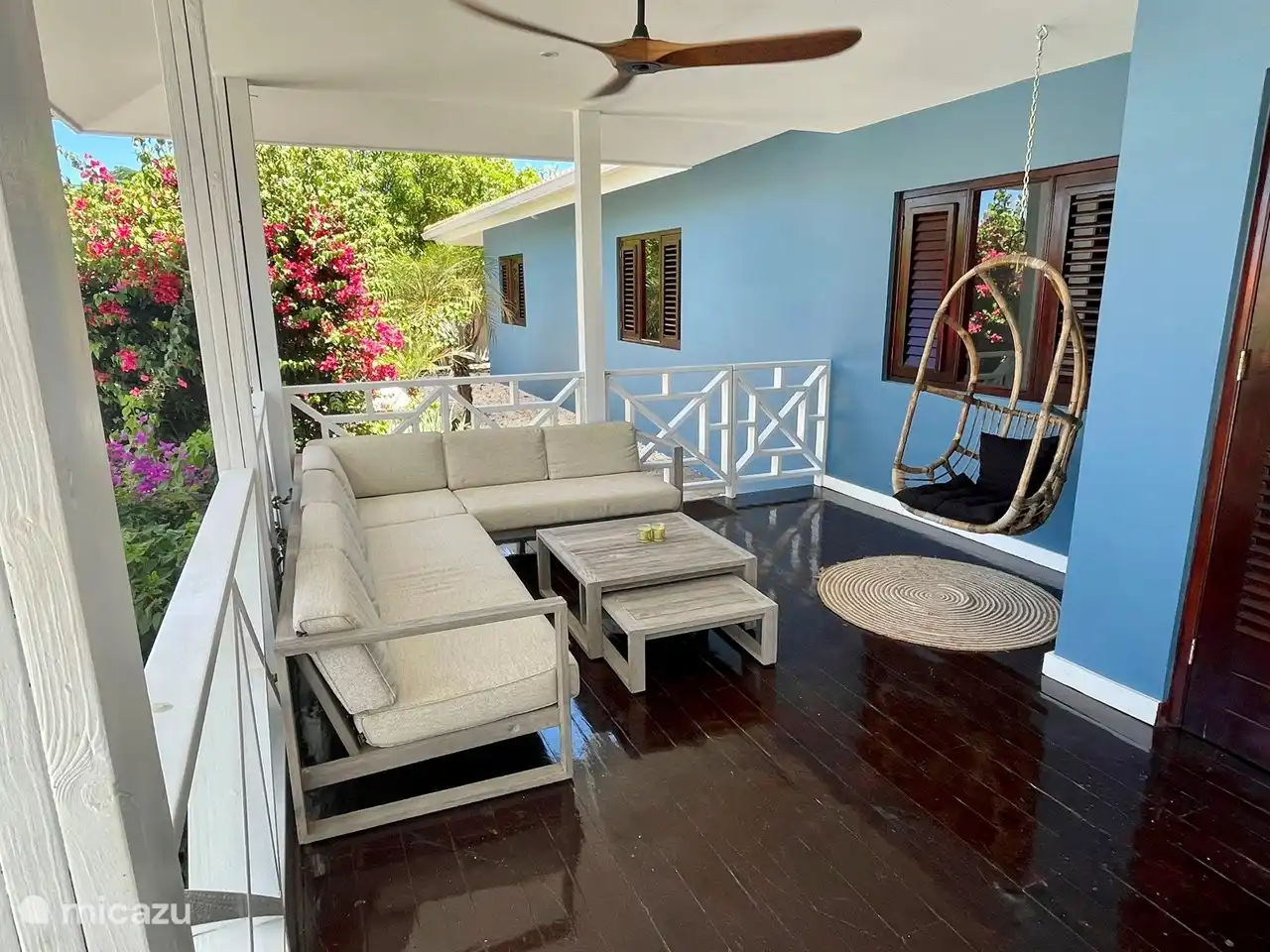 Het overdekte terras, tuin en zwembad geven veel privacy