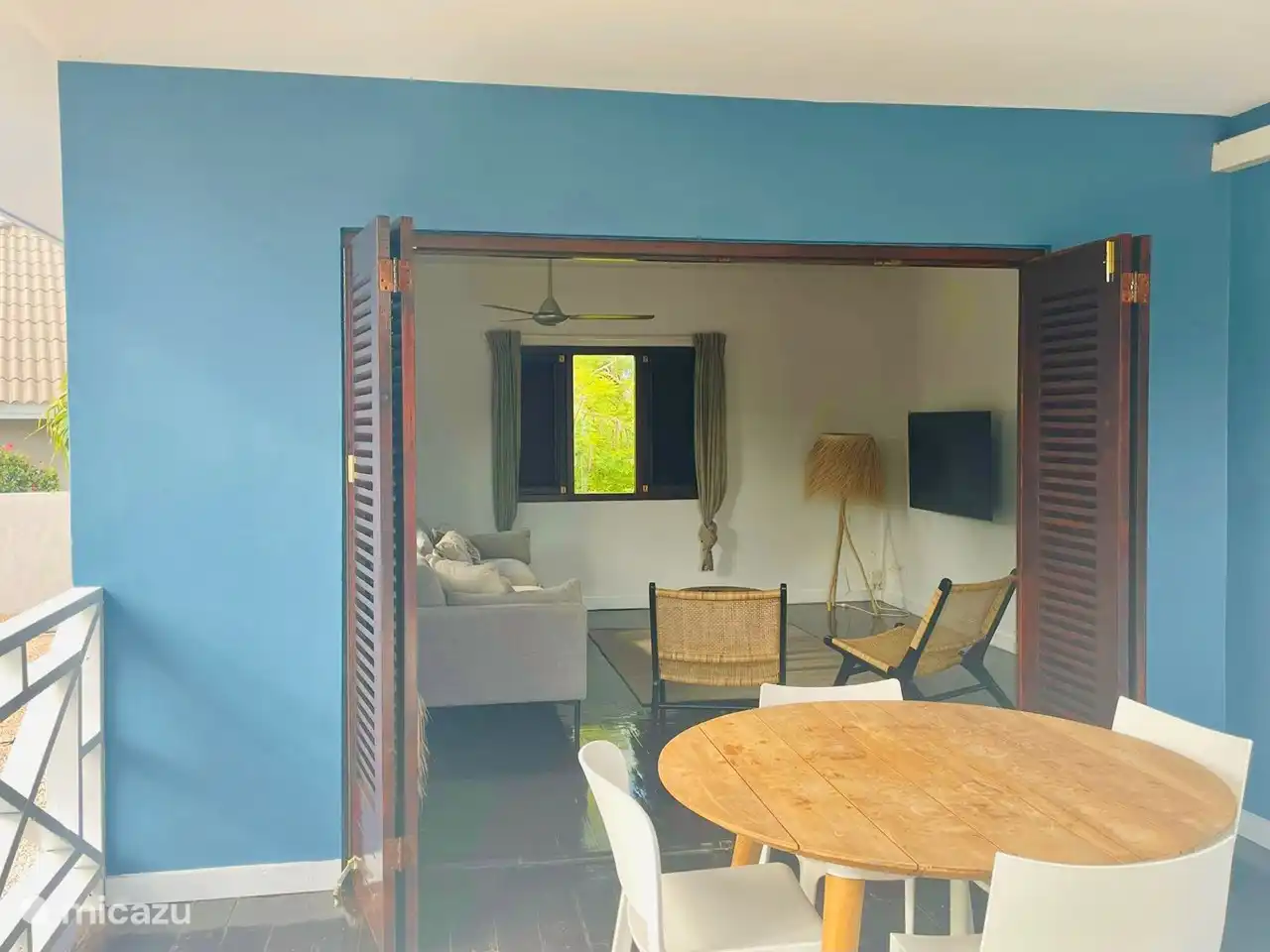 Naast het grote terras aan de voorkant van de woning is er nog een terras aan de achterzijde van de woning waardoor u optimaal kunt genieten van het buitenleven in de tropen.