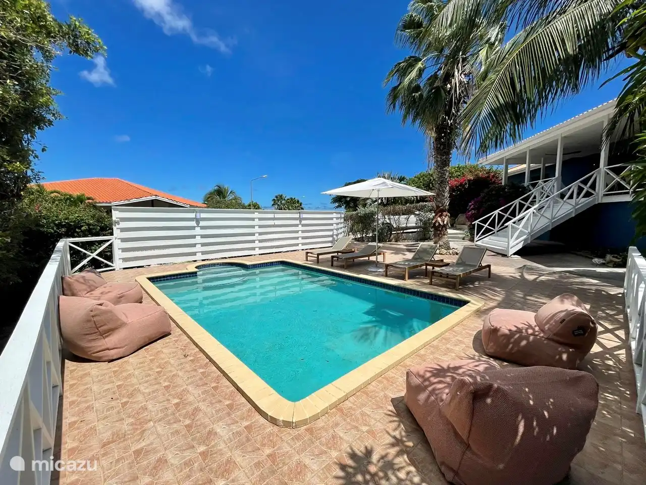 In Curaçao kan je bijna wel iedere dag van het jaar lekker van de zon en het zwembad genieten.