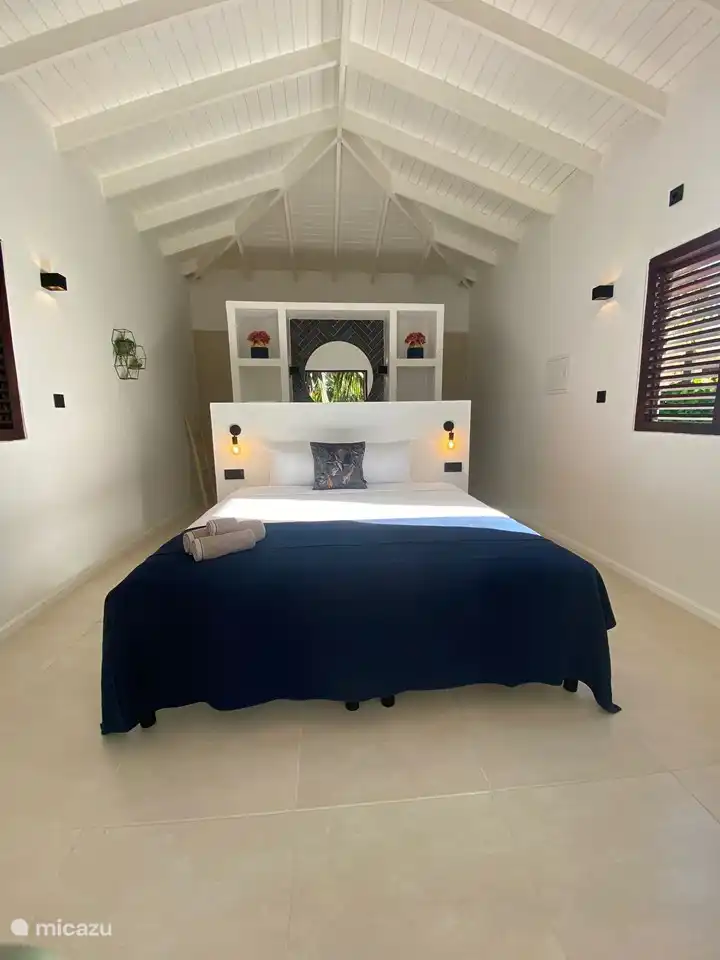 De woning heeft een appartement dat is omgebouwd tot luxe suite met inloop douche en toilet. Dit maakt deze woning uitermate geschikt voor grote families of meerdere stellen en kan de privacy toch maximaal gewaarborgd worden. Deze suite heeft uitzicht op het zwembad.