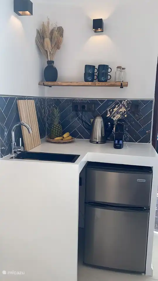 Het appartement is uitgevoerd met een kitchenette, kleine koelkast, water koker en espresso apparaat.