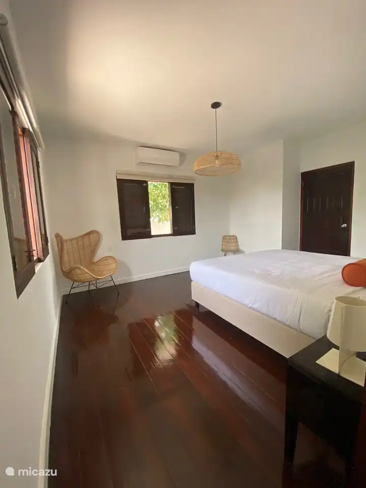 Master bedroom met aansluitende badkamer