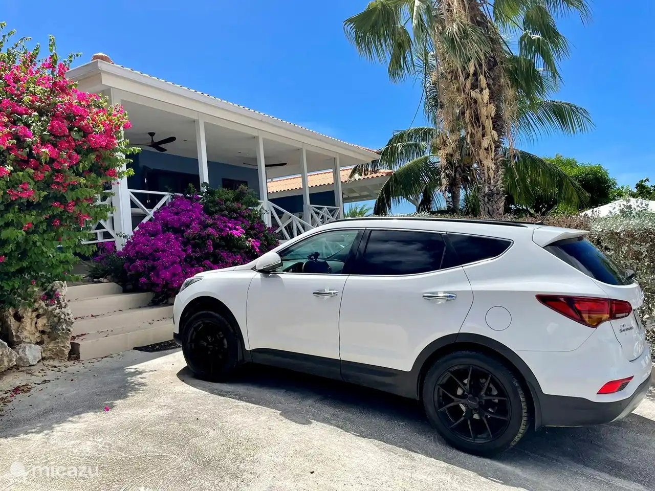 Deze Hyundai Santafe SUV bied ruim plaats aan 5 personen en is te huur voor €59,- per dag. Een ideale auto om het eiland mee te verkennen