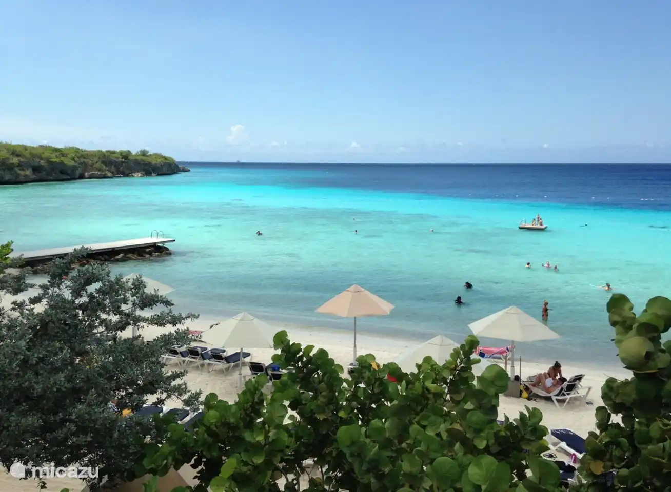 Playa Porto Mari, een van mijn favoriete stranden met prachtig blauw water. Ze serveren bij het restaurantje lekkere nasi met sateh. Het strand en restaurant sluit om 18.00