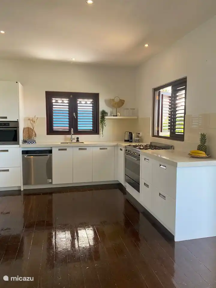 De keuken is van alle apparatuur zoals oven, magnetron, espresso apparaat, waterkoker en kookbenodigdheden voorzien.