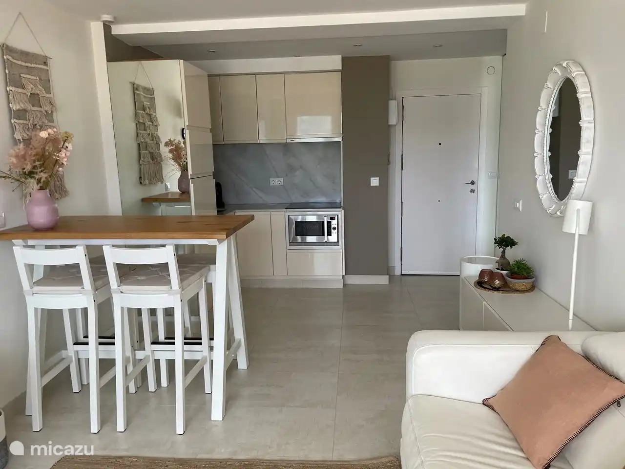 Mesa de comedor alta y moderna con 4 sillas.