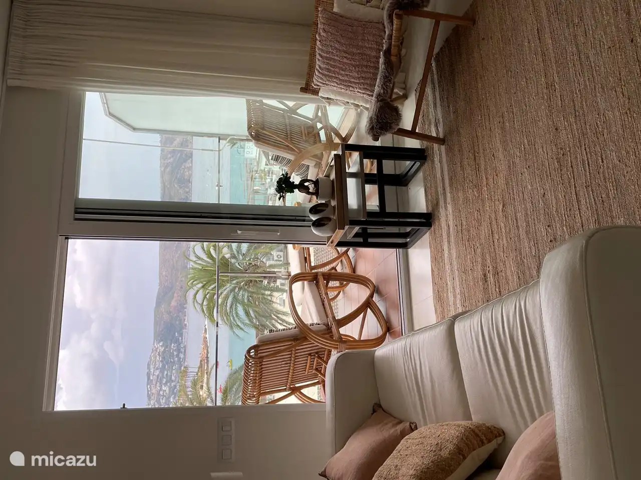 El sofá blanco es un sofá cama que se puede convertir fácilmente en una cama doble