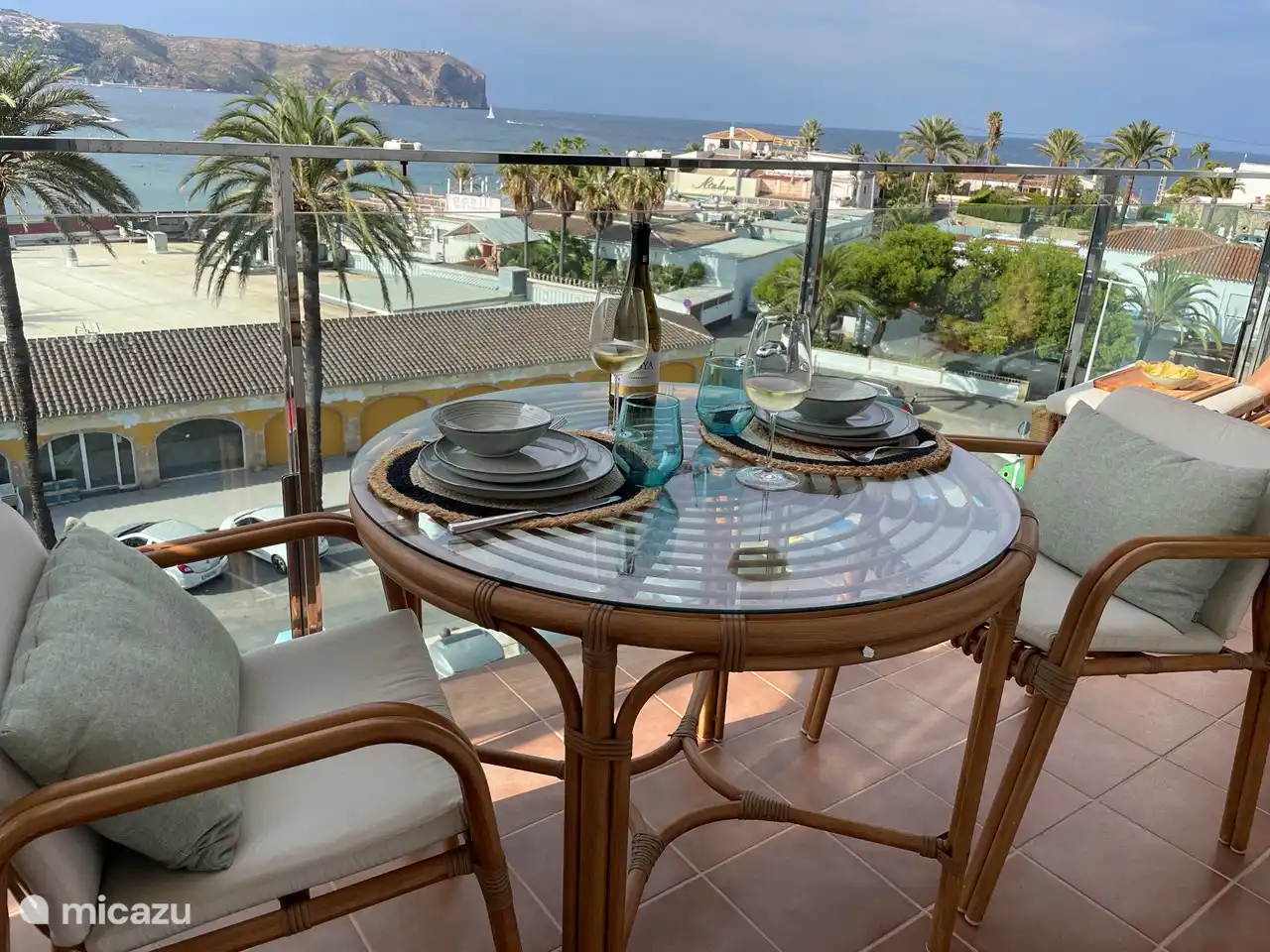 Puede disfrutar del desayuno, el almuerzo o la cena en el cómodo salón.