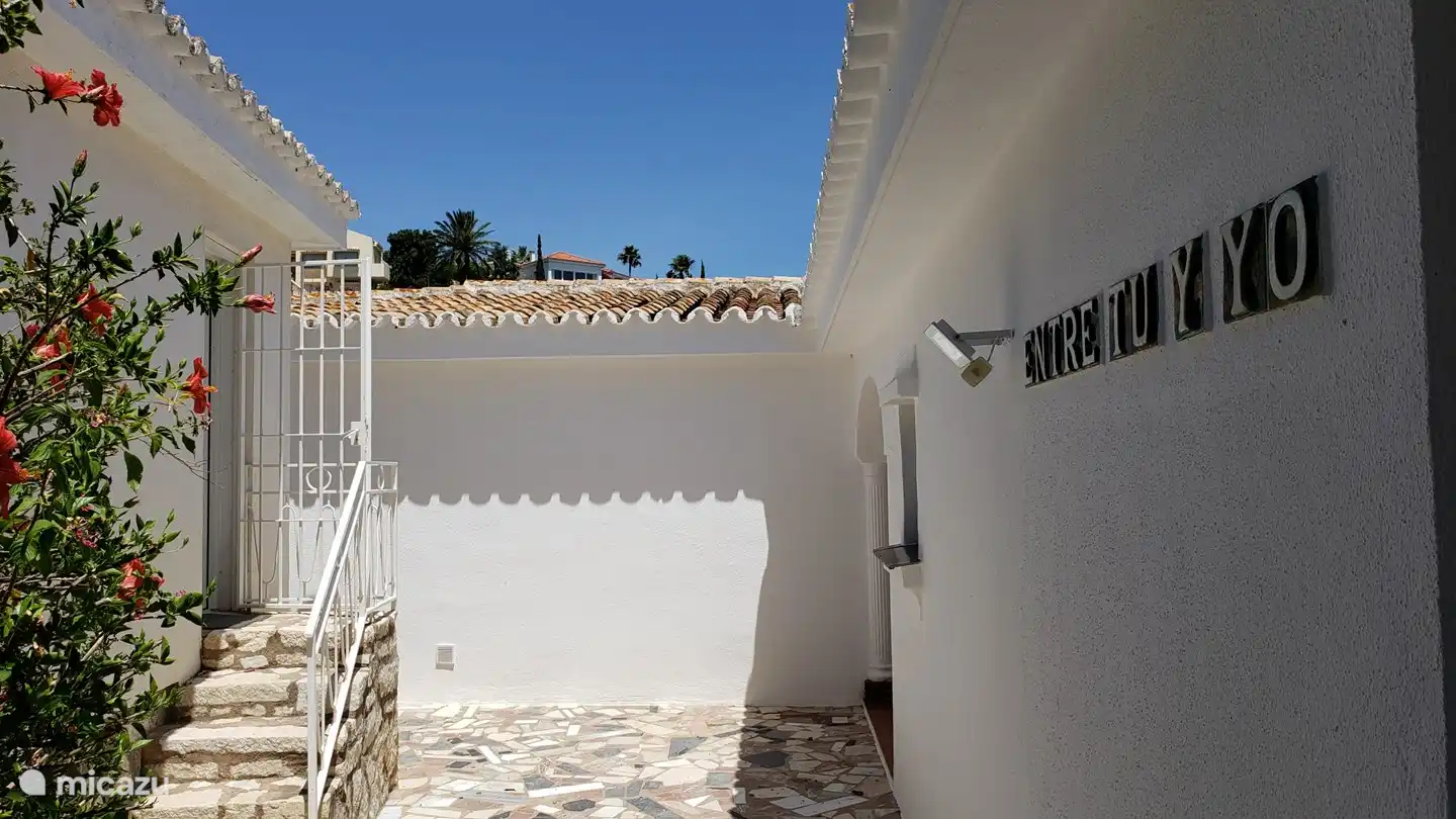 Villa del Sol - Entre Tu y Yo (Zwischen dir und mir) vom nördlichen Eingang mit dem Eingang zum Studio/Gästehaus auf der linken Seite und dem Eingang zum Haus auf der rechten Seite.