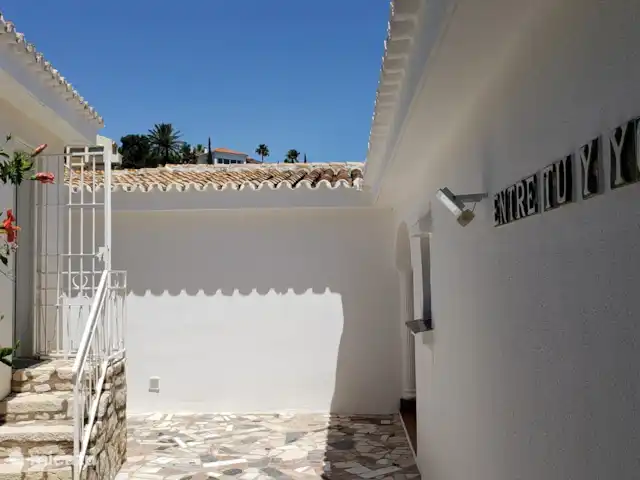 Villa del Sol - Entre Tu y Yo huren in Spanje, Costa del Sol, Benalmádena - villa Villa del Sol - Entre Tu y Yo (Tussen Jou en Mij) vanaf de noordelijke ingang met links de toegang tot de studio/het gastenverblijf en rechts de ingang tot de woning.