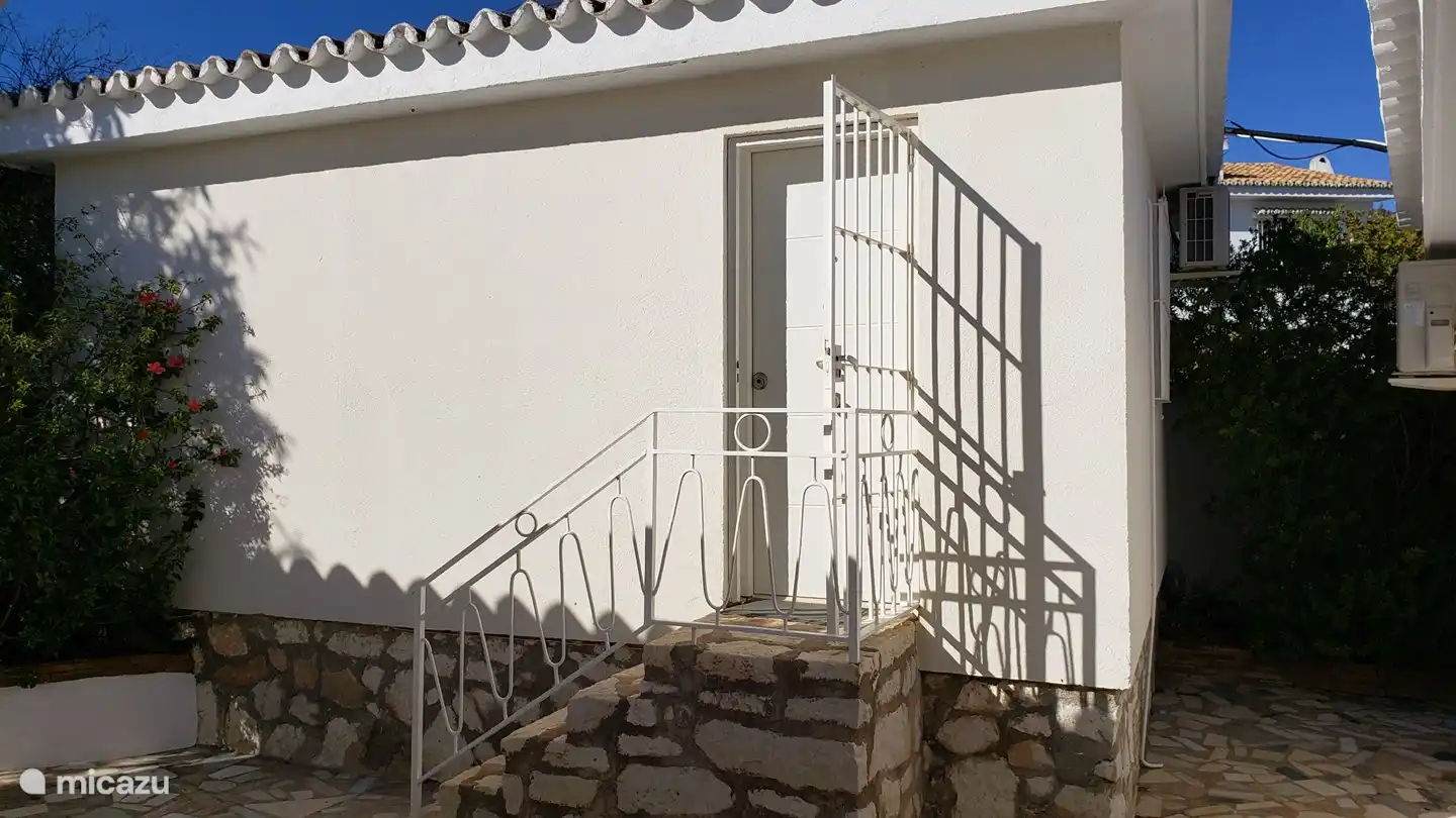 Das Studio hat einen eigenen Eingang entlang der Straße und einen zweiten (Foto) gegenüber dem Eingang des Hauses.