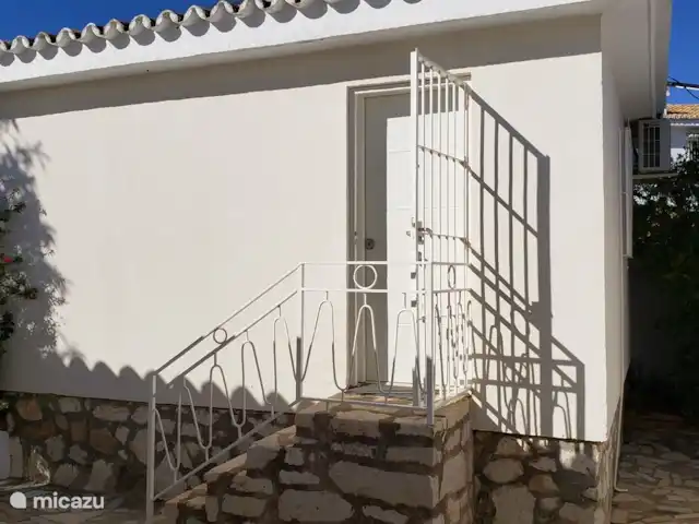 Villa del Sol - Entre Tu y Yo huren in Spanje, Costa del Sol, Benalmádena - villa De studio heeft een privé-ingang langs de straatkant en een tweede (foto) tegenover de ingang van de woning.