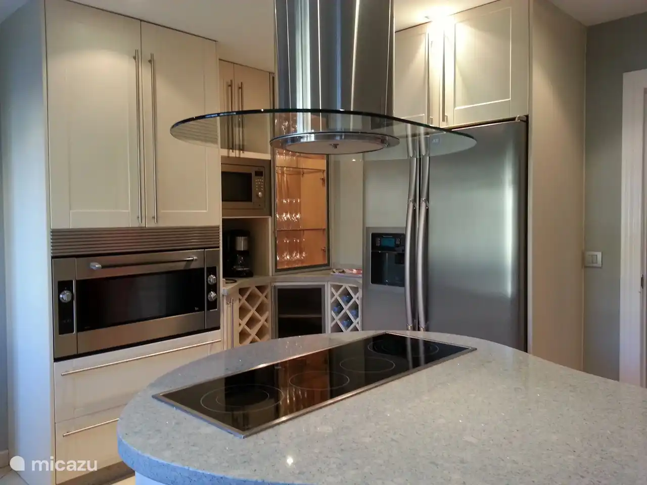 Moderne, voll ausgestattete Küche.