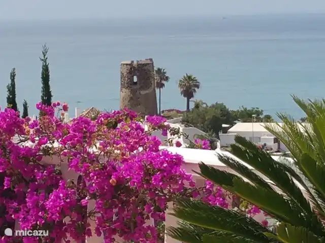 Villa del Sol - Entre Tu y Yo huren in Spanje, Costa del Sol, Benalmádena - villa Zicht vanaf het zwembad op 'El Torre' van Torremuelle.