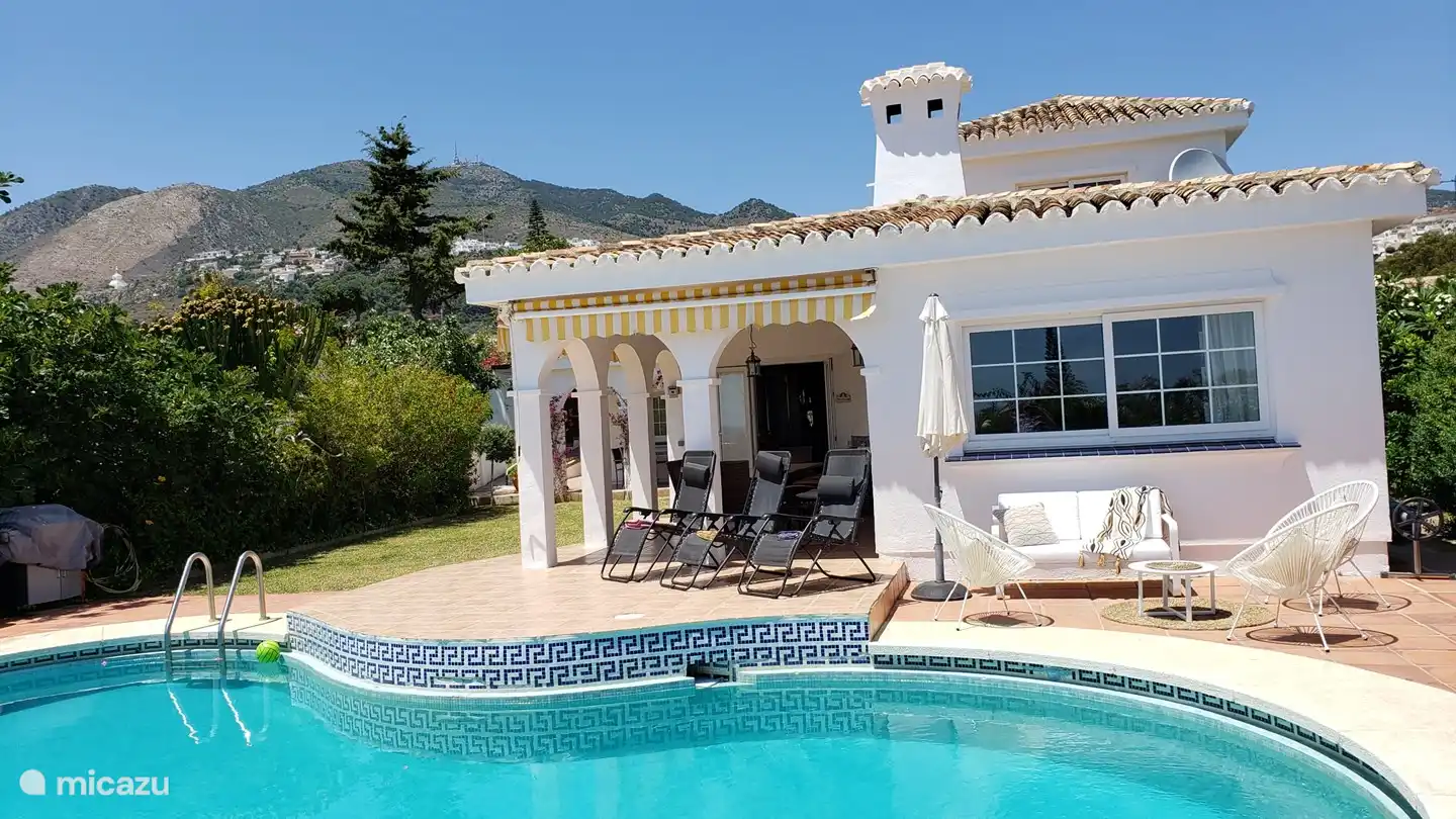 Südansicht des Pools und der Villa del Sol mit Benalmàdena-Pueblo, dem Buddha und den Bergen im Hintergrund.