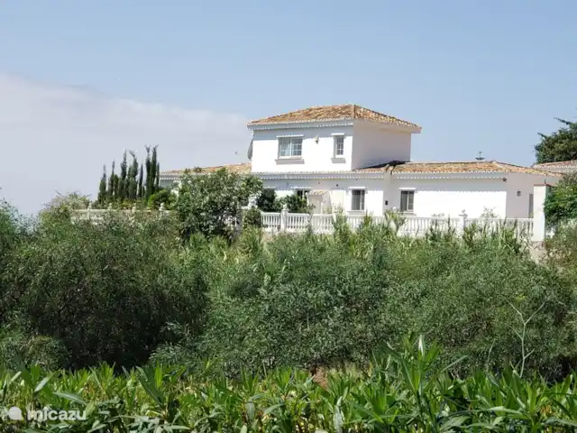 Villa del Sol - Entre Tu y Yo huren in Spanje, Costa del Sol, Benalmádena - villa Oostelijk zicht op Villa del Sol, vanaf straatniveau.
