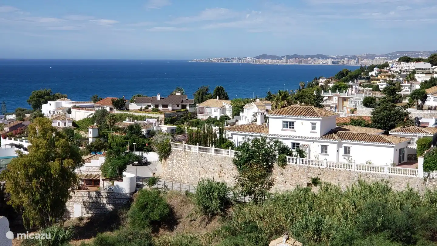 Villa del Sol von Nordosten mit der Skyline El Faro-Fuengirola im Hintergrund.