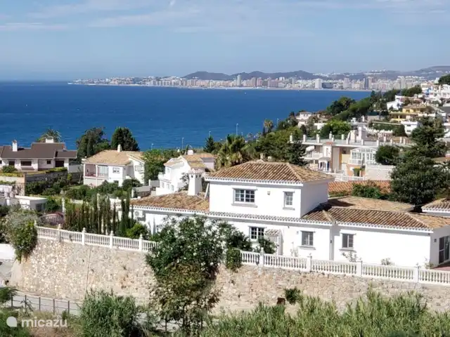 Villa del Sol - Entre Tu y Yo huren in Spanje, Costa del Sol, Benalmádena - villa Villa del Sol vanaf het noord-oosten met op de achtergrond de skyline El Faro-Fuengirola.