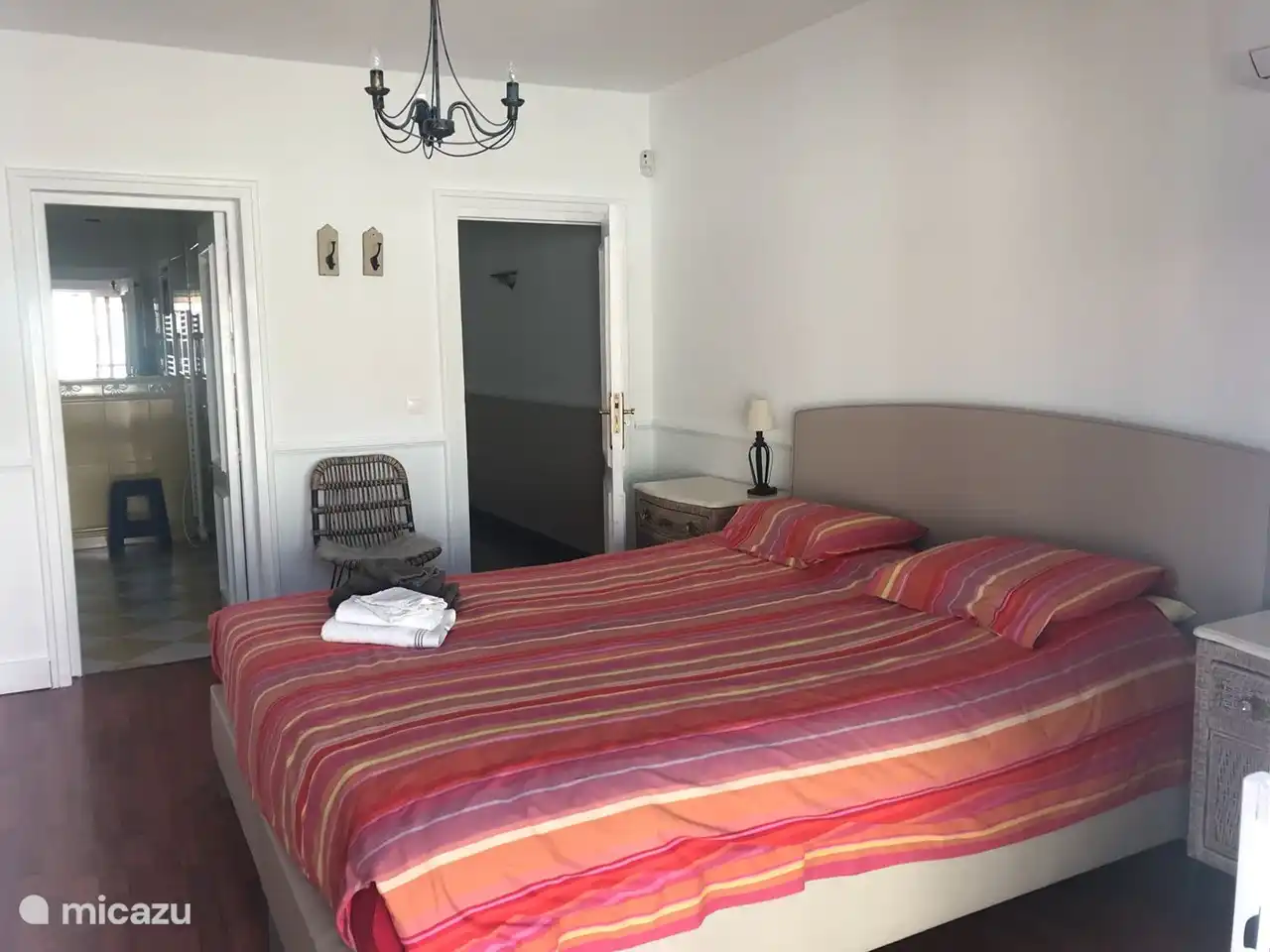 Schlafzimmer 1 mit der Tür zum dazugehörigen Badezimmer auf der linken Seite.