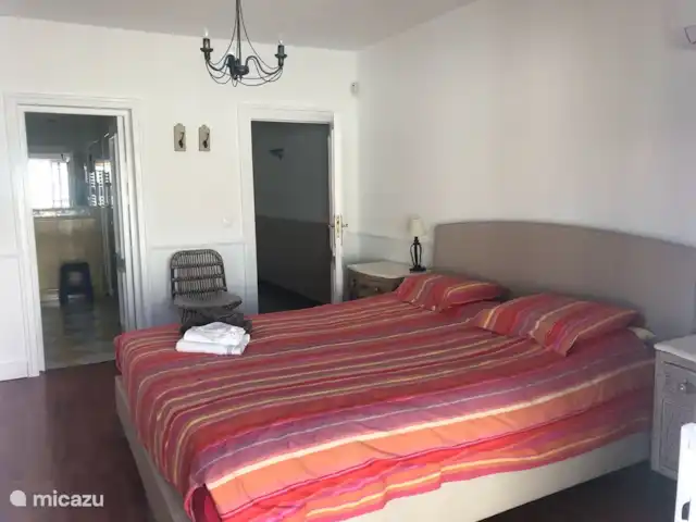 Villa del Sol - Entre Tu y Yo huren in Spanje, Costa del Sol, Benalmádena - villa Slaapkamer 1 met links de deur naar de bijhorende badkamer.