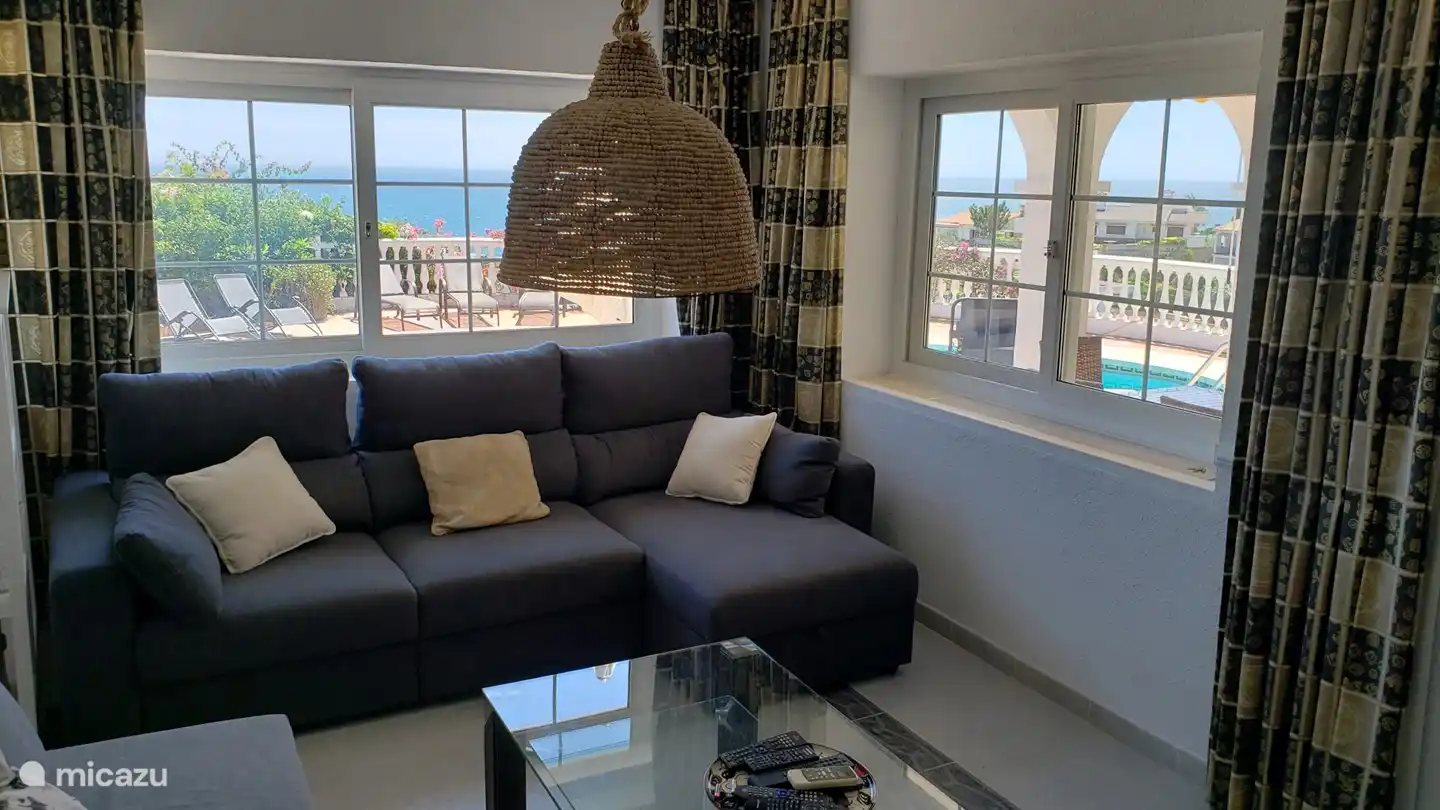 Das Fernsehzimmer mit Blick auf den Swimmingpool und das Mittelmeer verfügt über 2 Schlafsofas und kann daher auch als zusätzliches Schlafzimmer dienen.