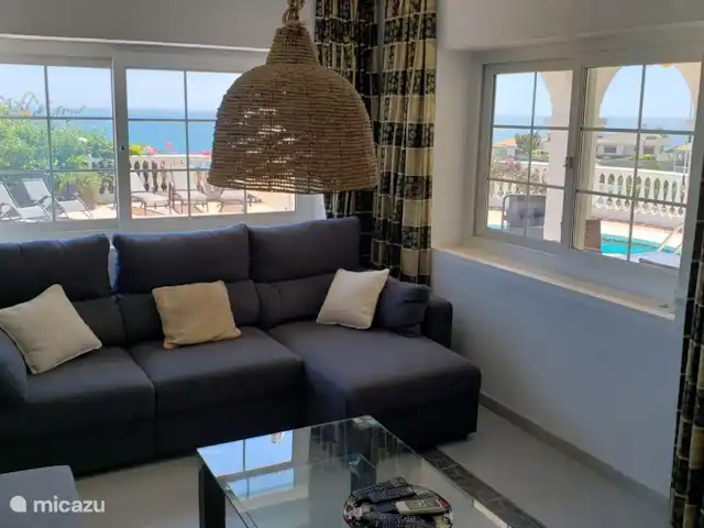Villa del Sol - Entre Tu y Yo huren in Spanje, Costa del Sol, Benalmádena - villa De TV-kamermet zicht op het zwembad en de Middellandse zee heeft 2 sofabedden en kan dus ook dienst doen als extra slaapkamer.