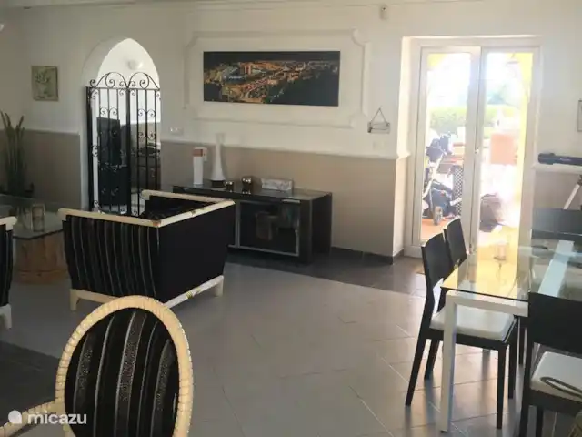 Villa del Sol - Entre Tu y Yo huren in Spanje, Costa del Sol, Benalmádena - villa Links de zithoek met de doorgang naar de TV-kamer en rechts de deur naar het terras en het zwembad.