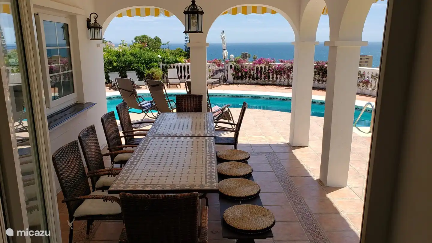 Die große überdachte Terrasse am Pool.