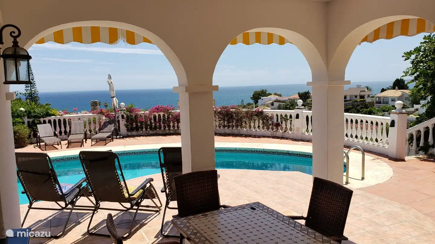 Die große überdachte Terrasse am Pool.