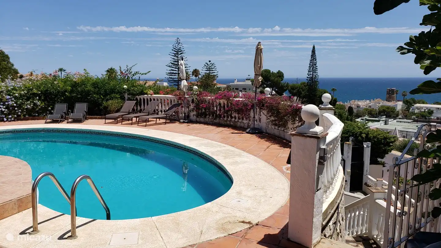 Direkt neben dem Pool können Sie die Treppe hinuntergehen. Der kürzeste Weg zu Bahn, Bus, Barde, Restaurants, Bäcker, Supermarkt und zum Strand.