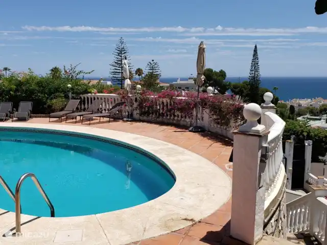 Villa del Sol - Entre Tu y Yo huren in Spanje, Costa del Sol, Benalmádena - villa Rechts naast het zwembad kan je via de trap naar beneden. De kortste weg naar de trein, de bus, de bard, restaurants, bakker, supermarkt en het strand.