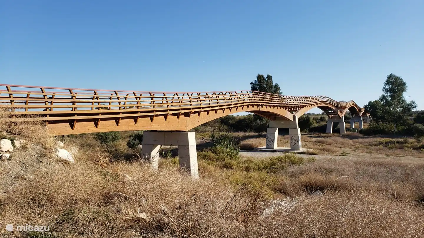Die neue Fahrradbrücke über das Naturschutzgebiet und den Fluss Guadalhorce bietet eine schöne Wander- und Fahrradverbindung zum Zentrum von Malaga.