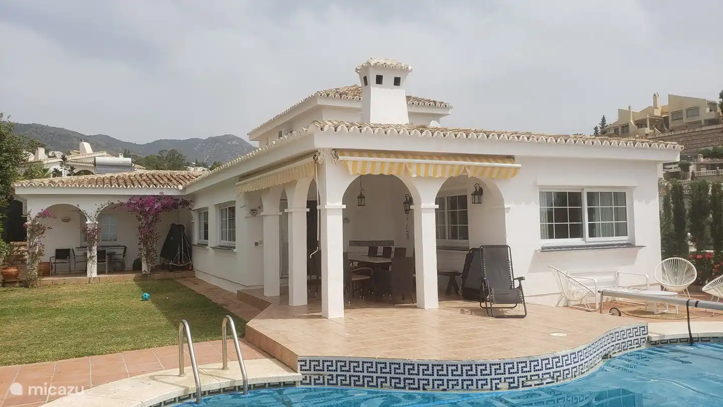 Liegewiese mit Badmintonplatz (oder Tischtennis). Foto aus Südwinkel.