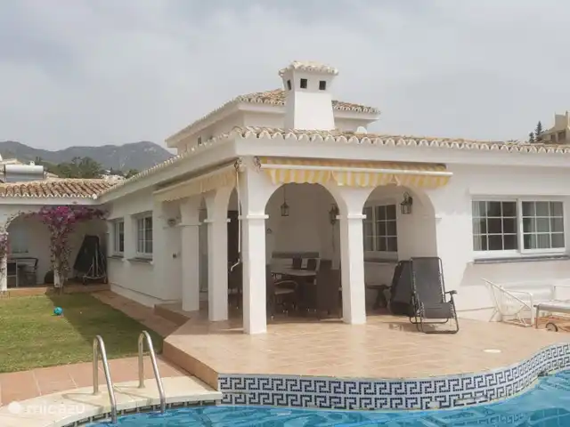 Villa del Sol - Entre Tu y Yo huren in Spanje, Costa del Sol, Benalmádena - villa Gazon met badmintonplein (of tafeltennis). Foto vanuit zuidelijke hoek.