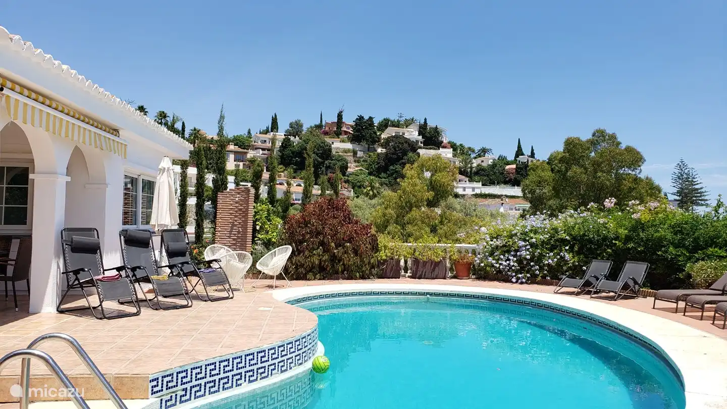 Westansicht des Pools.