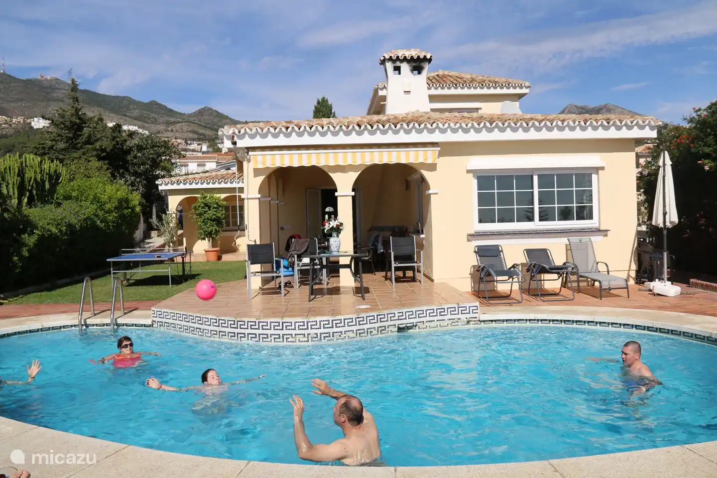 Südblick auf das großzügige Schwimmbad, die Liegewiese mit Badmintonplatz und Tischtennisplatte und die Villa del Sol. Inzwischen wurde das Haus weiß gestrichen.