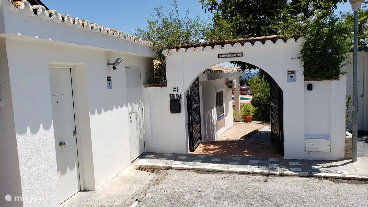 Der Nordeingang der Villa del Sol mit dem Eingang zum Studio/Gästehaus auf der linken Seite.