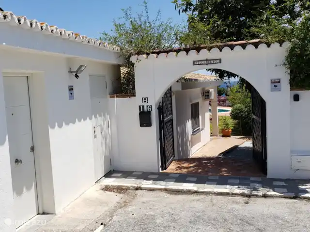Villa del Sol - Entre Tu y Yo huren in Spanje, Costa del Sol, Benalmádena - villa De noordelijke ingang van Villa del Sol met links de ingang van de studio/het gastenverblijf.