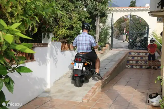Rampe am Nordeingang (Calle Sancho Panza) für Rollstuhlfahrer und Zweiräder.