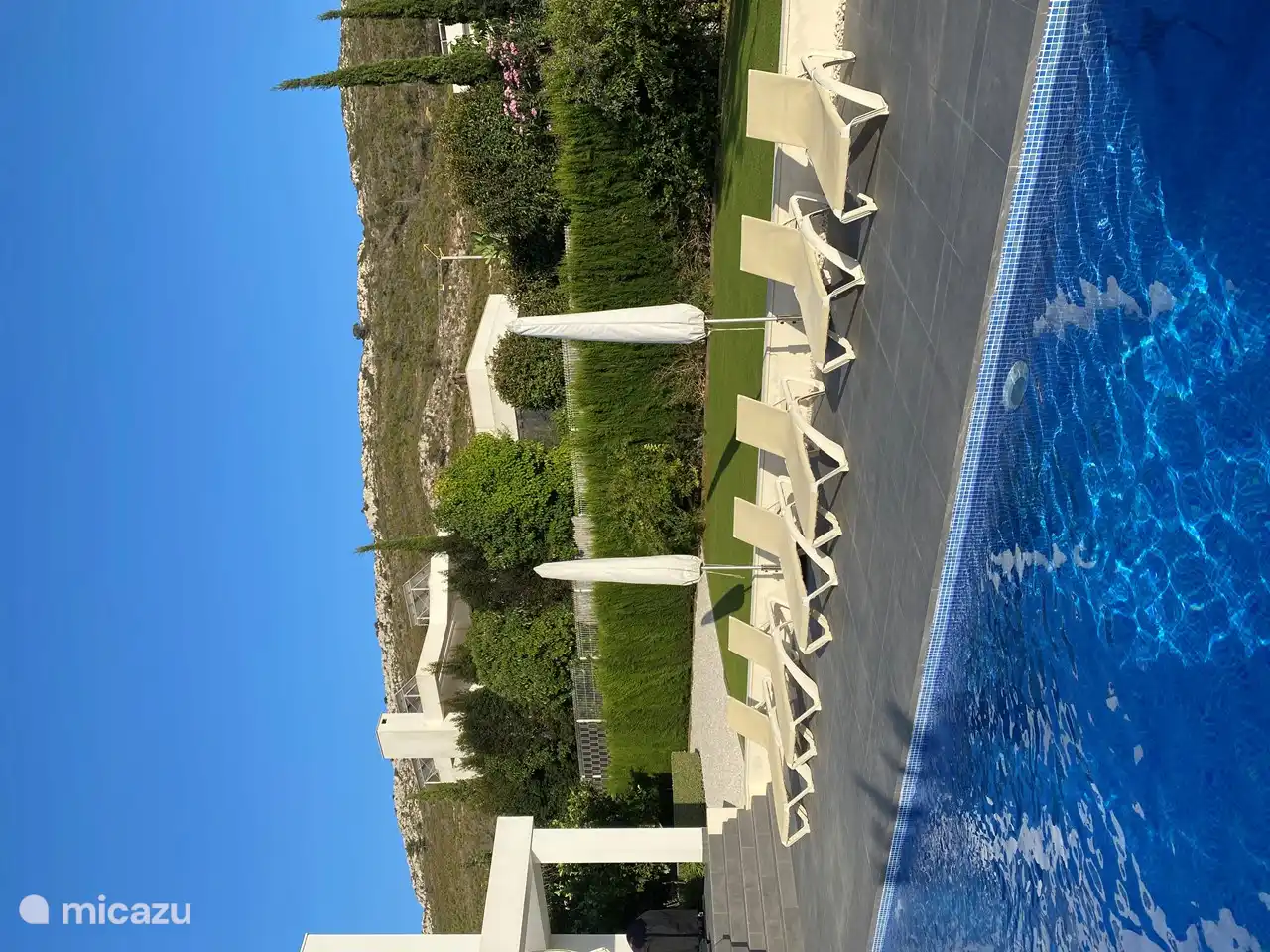 Des transats et des parasols sont disponibles dans la maison.