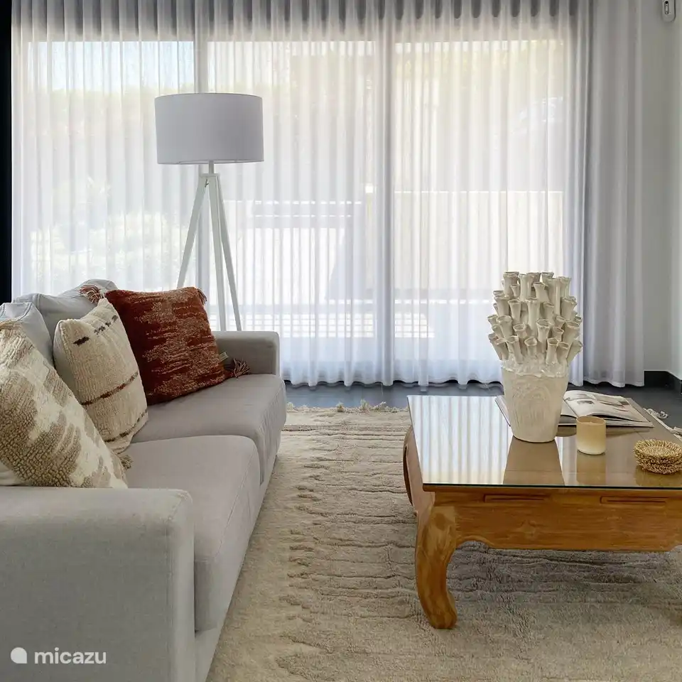 Séjour ouvert et lumineux, décoré d'une influence méditerranéenne.