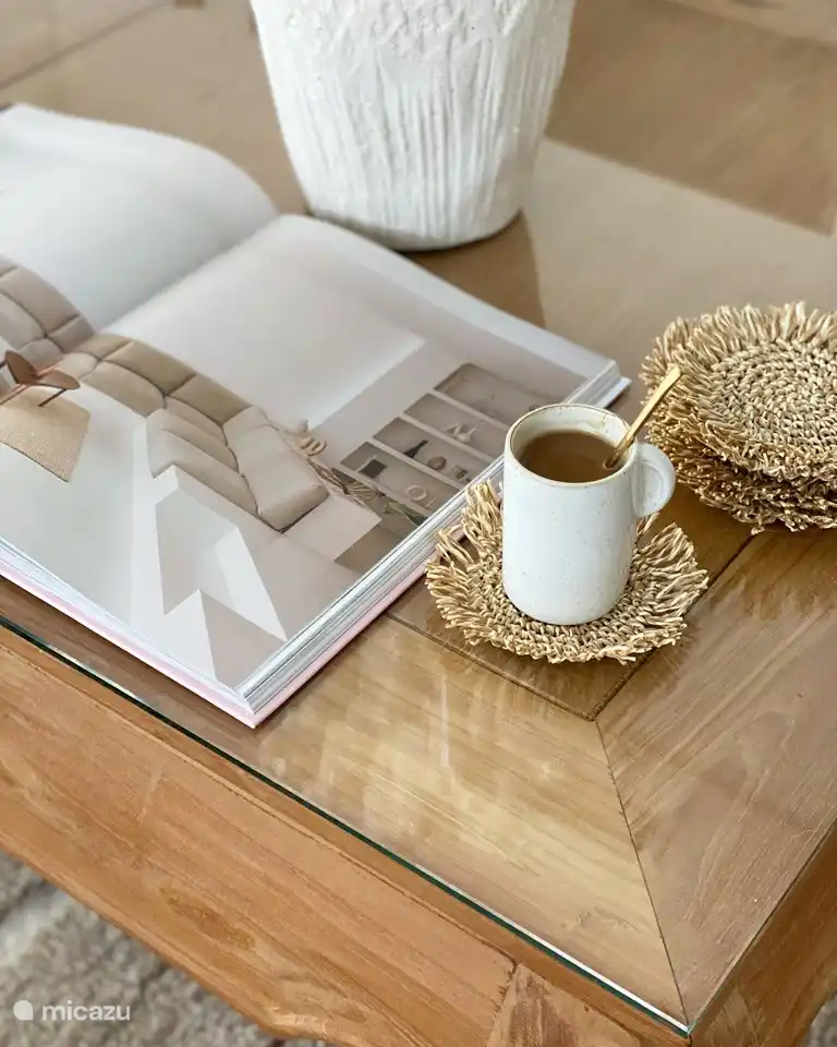 Dégustez une bonne tasse de café Nespresso et parcourez les livres intérieurs.